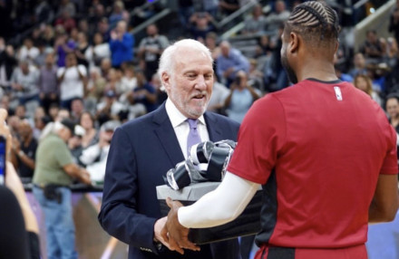 中的策略以 中的策略以